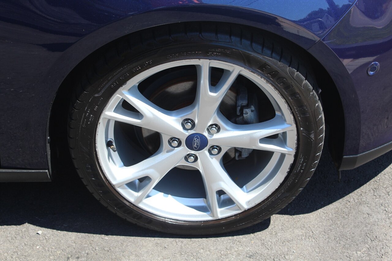 2016 Ford Focus Titanium photo 16