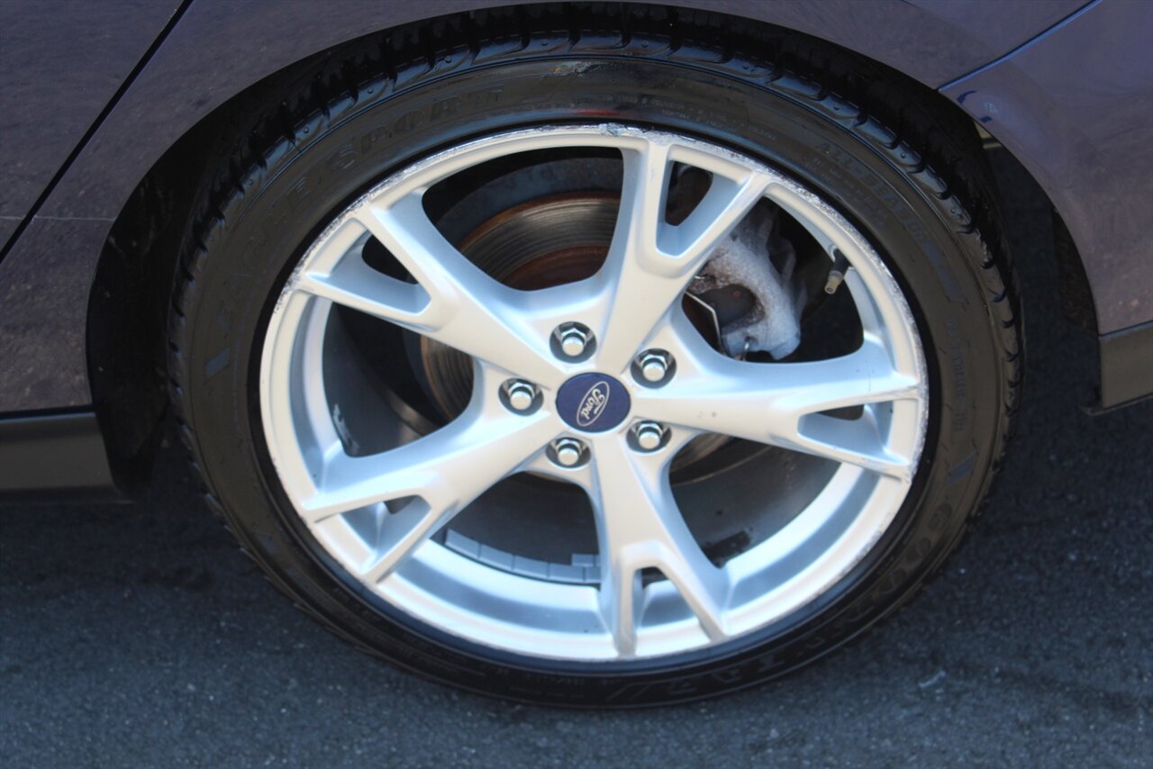 2016 Ford Focus Titanium photo 18
