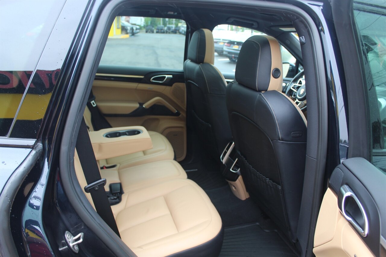 2016 Porsche Cayenne photo 16