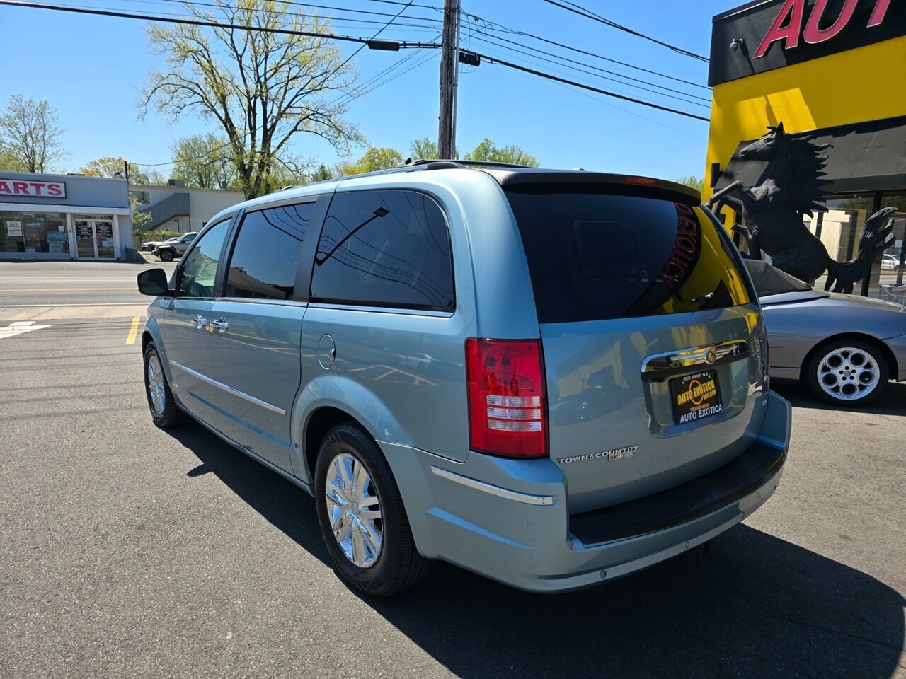 2008 Chrysler Town & Country Limited - Photo 2 - Red Bank, NJ 07701