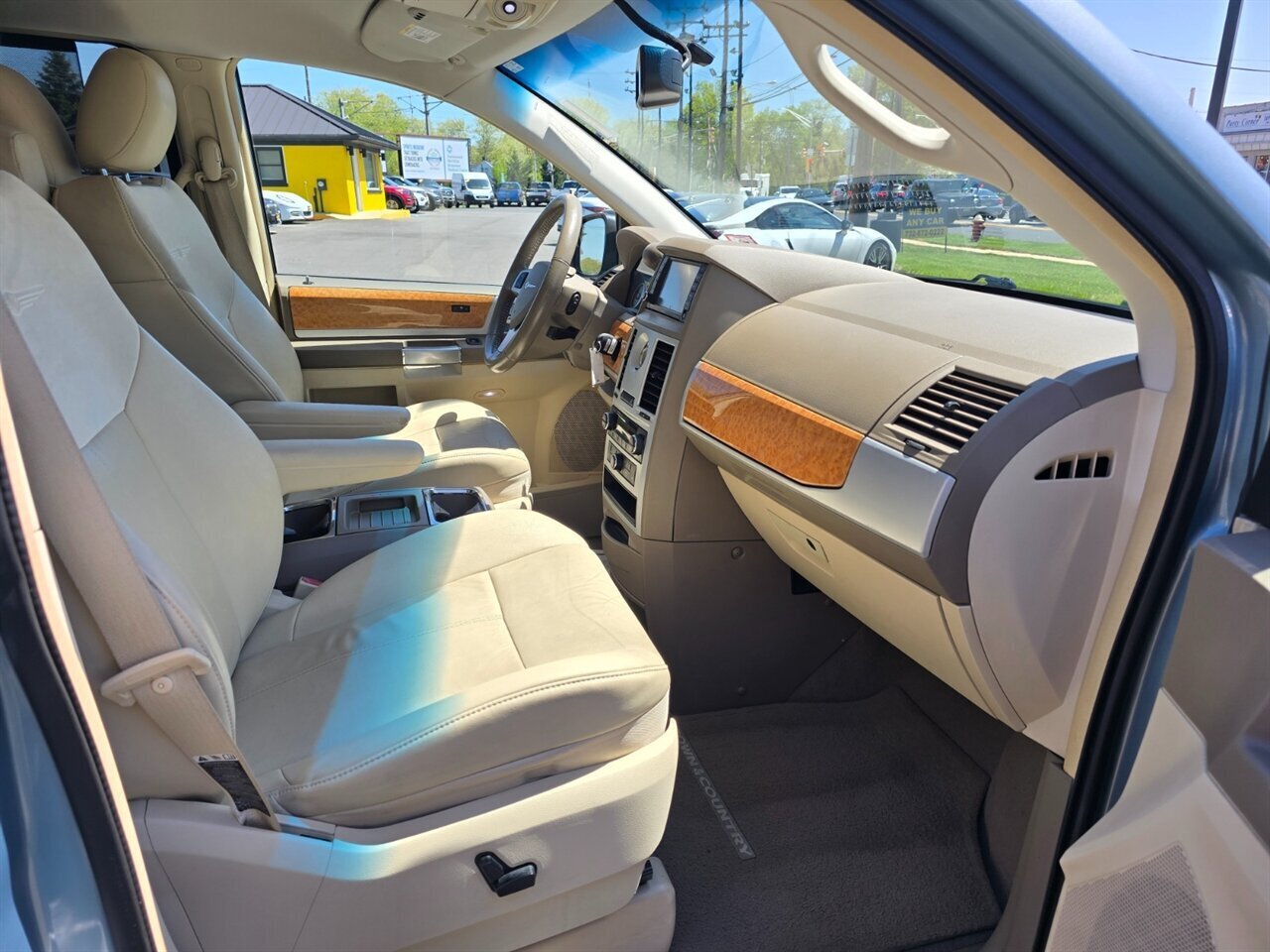 2008 Chrysler Town & Country Limited - Photo 13 - Red Bank, NJ 07701