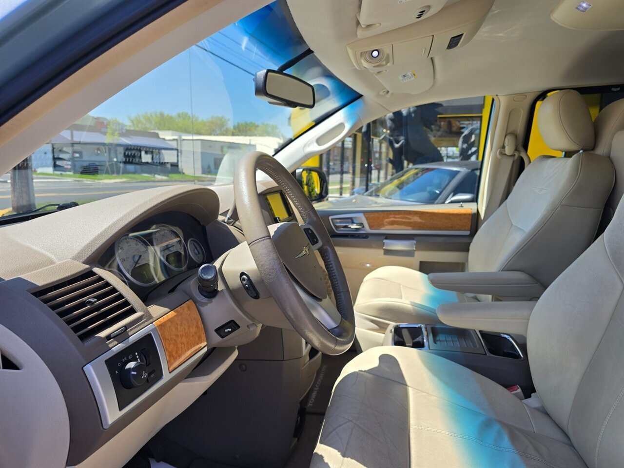 2008 Chrysler Town & Country Limited - Photo 18 - Red Bank, NJ 07701