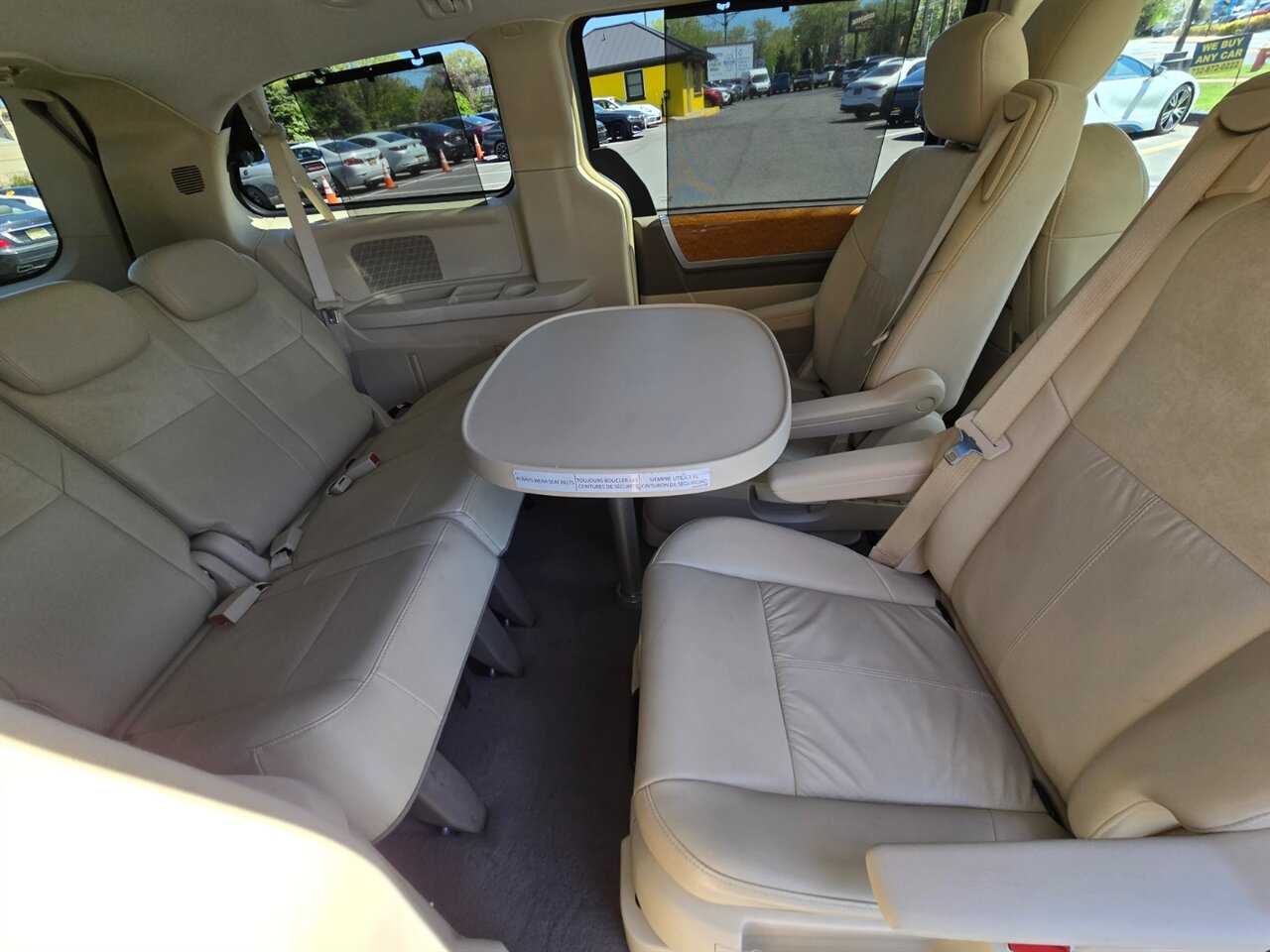 2008 Chrysler Town & Country Limited - Photo 16 - Red Bank, NJ 07701