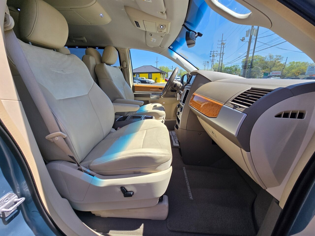 2008 Chrysler Town & Country Limited - Photo 14 - Red Bank, NJ 07701