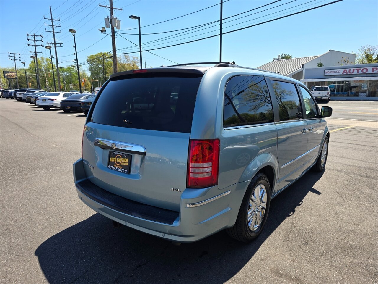 2008 Chrysler Town & Country Limited - Photo 3 - Red Bank, NJ 07701