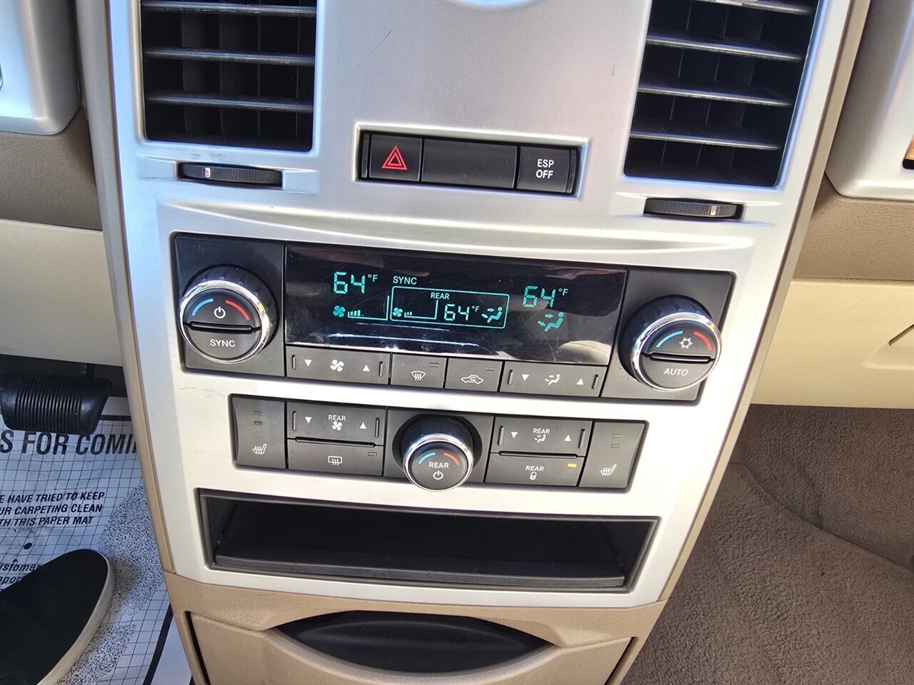 2008 Chrysler Town & Country Limited - Photo 8 - Red Bank, NJ 07701