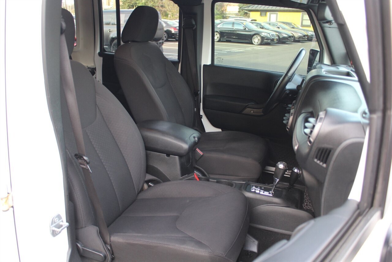 2017 Jeep Wrangler Unlimited Sport S - Photo 13 - Red Bank, NJ 07701
