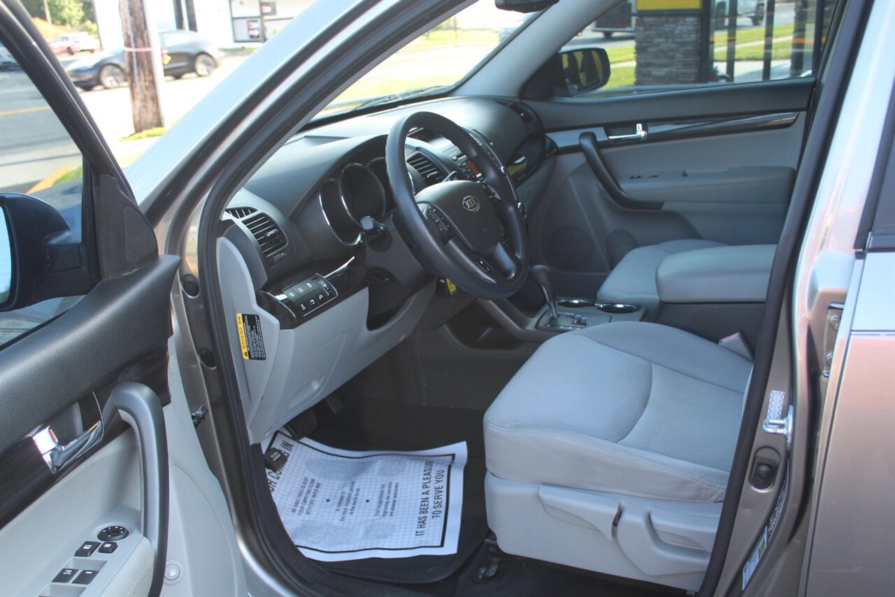 2011 Kia Sorento LX - Photo 8 - Red Bank, NJ 07701