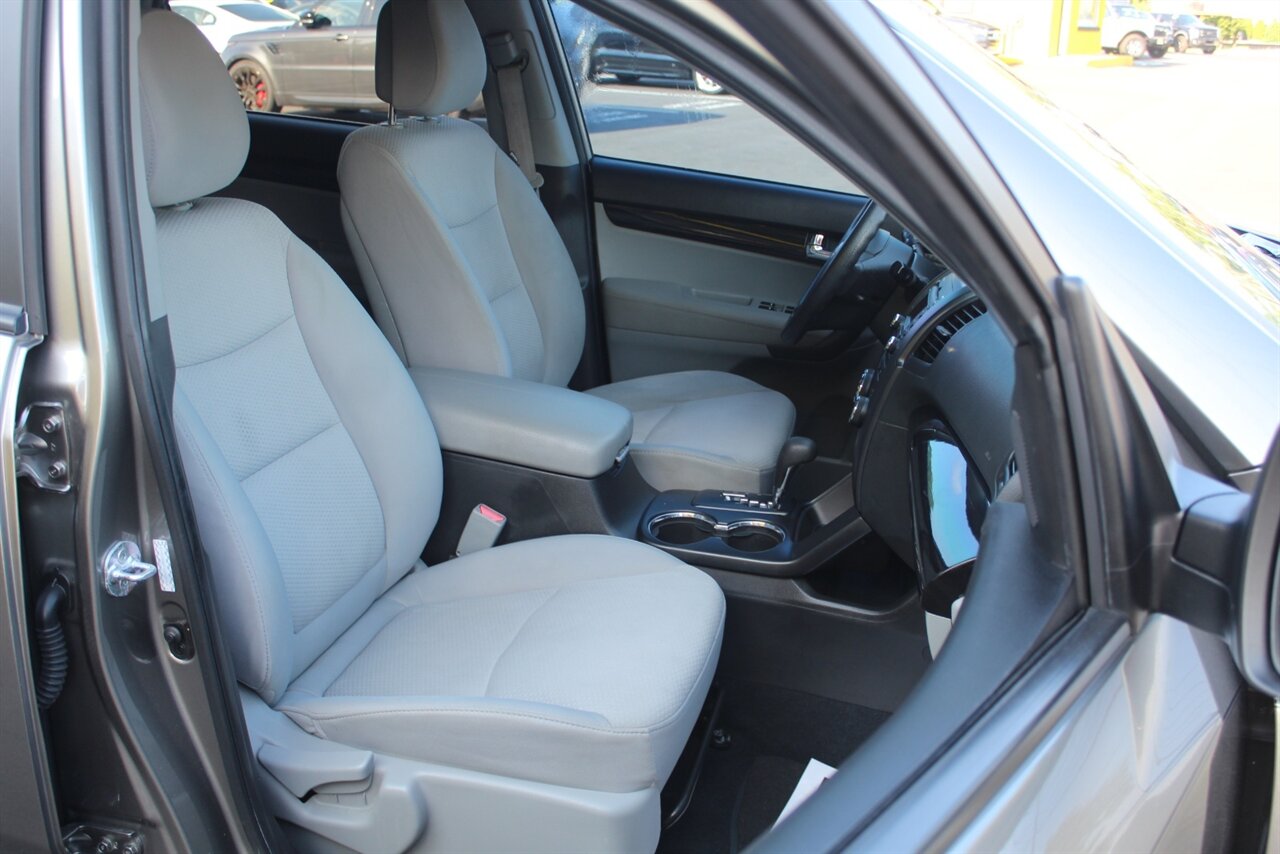 2011 Kia Sorento LX - Photo 11 - Red Bank, NJ 07701