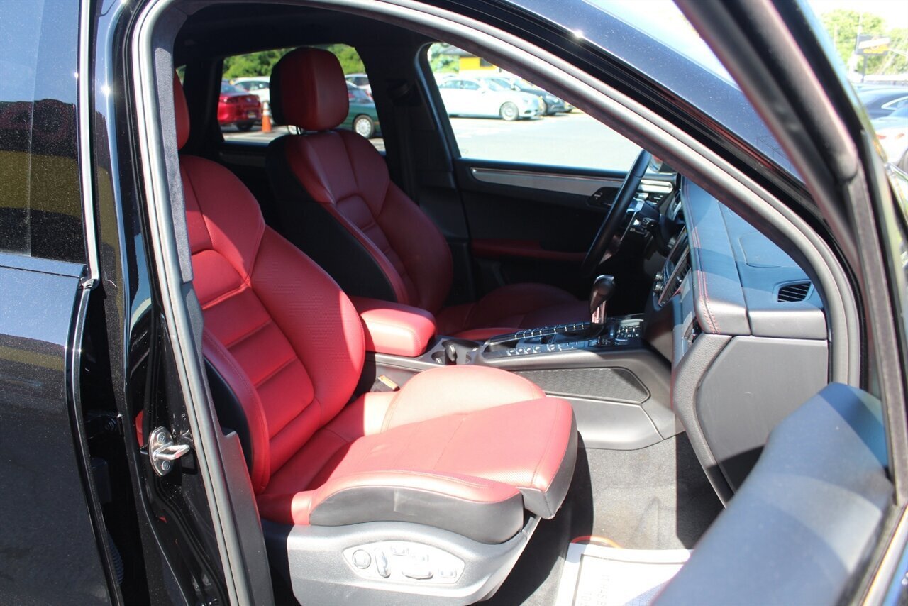 2016 Porsche Macan Turbo - Photo 14 - Red Bank, NJ 07701