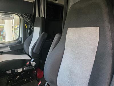 2018 Freightliner CASCADIA   - Photo 4 - Wappingers Falls, NY 12590