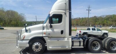 2018 Freightliner Cascadia  DAY CAB - Photo 13 - Wappingers Falls, NY 12590