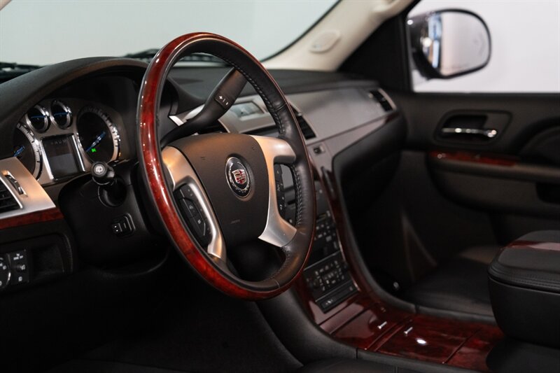 2010 Cadillac Escalade Premium   - Photo 24 - Neptune City, NJ 07753