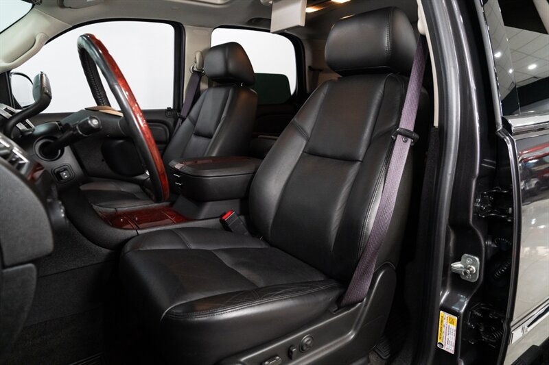 2010 Cadillac Escalade Premium   - Photo 16 - Neptune City, NJ 07753