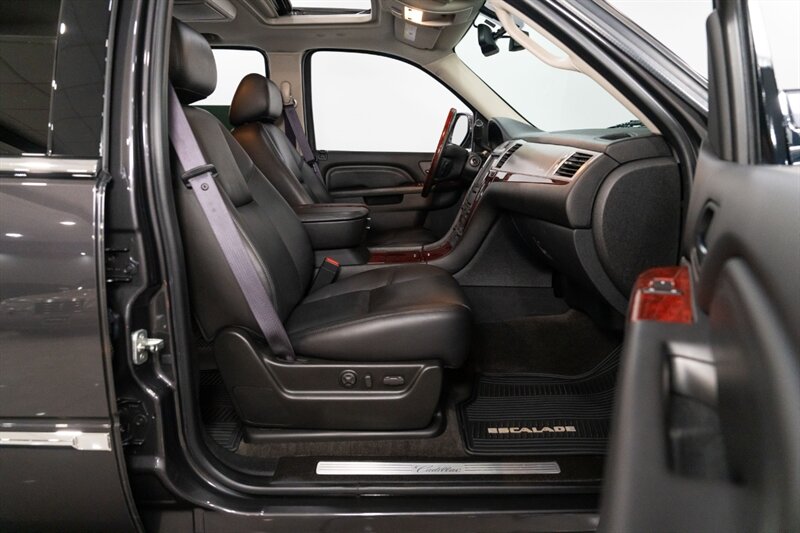 2010 Cadillac Escalade Premium   - Photo 22 - Neptune City, NJ 07753