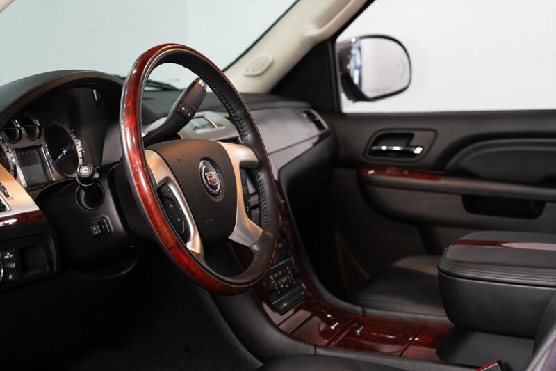 2010 Cadillac Escalade Premium   - Photo 13 - Neptune City, NJ 07753