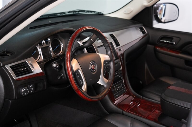 2010 Cadillac Escalade Premium   - Photo 23 - Neptune City, NJ 07753