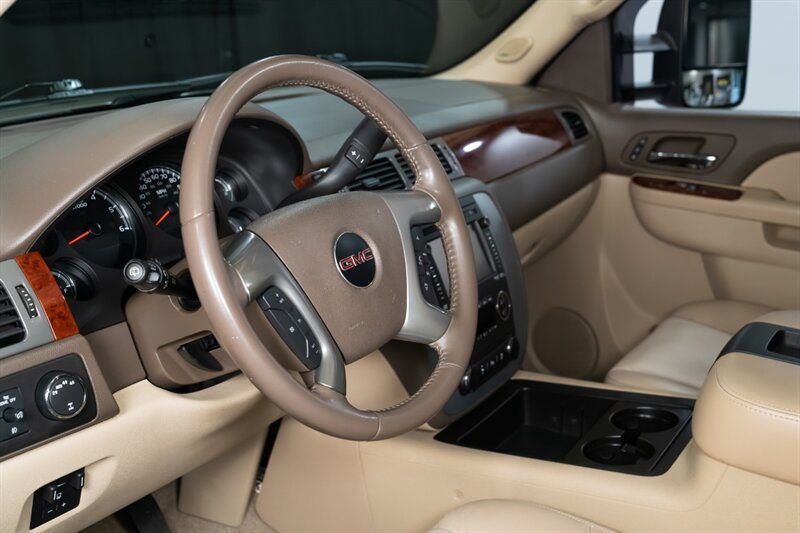 2012 GMC Yukon XL SLT 2500 - Photo 13 - Neptune City, NJ 07753