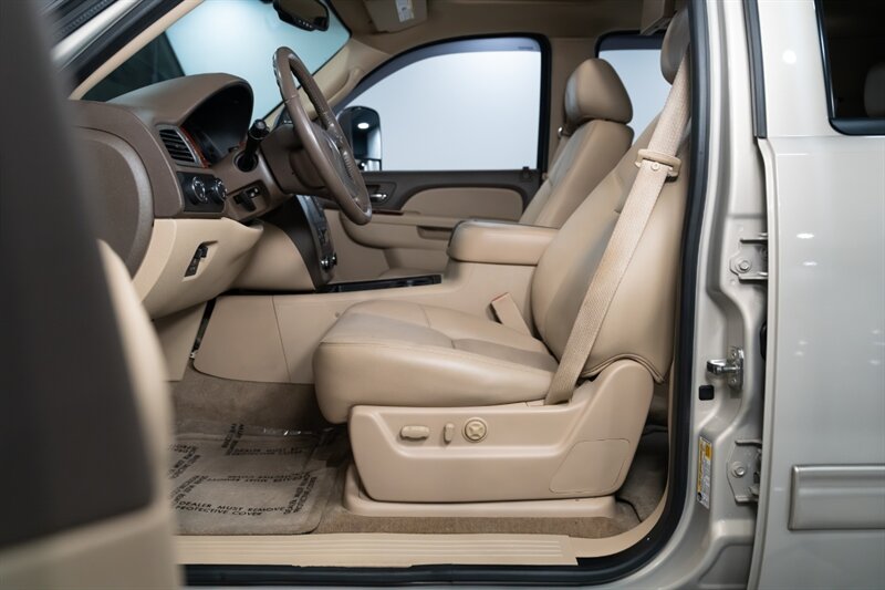 2012 GMC Yukon XL SLT 2500 - Photo 10 - Neptune City, NJ 07753