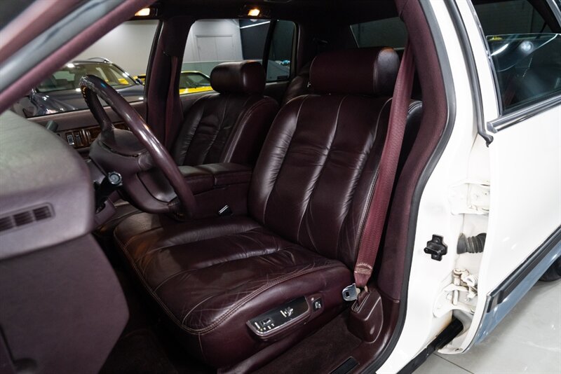 1995 Cadillac Fleetwood   - Photo 27 - Neptune City, NJ 07753