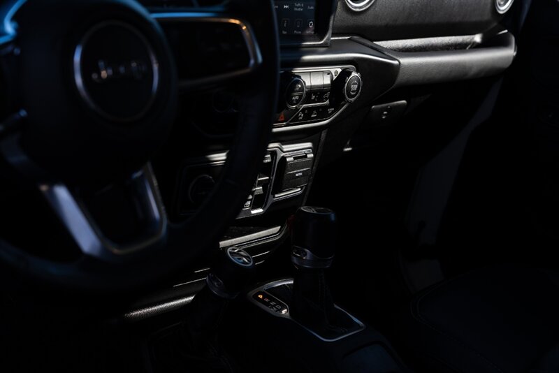 2020 Jeep Gladiator Overland   - Photo 13 - Neptune City, NJ 07753