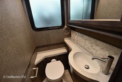 2021 Thor Venetian R40   - Photo 8 - Grass Valley, CA 95945-5207