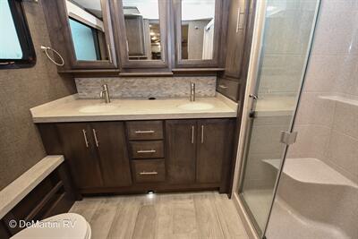 2021 Thor Venetian R40   - Photo 11 - Grass Valley, CA 95945-5207