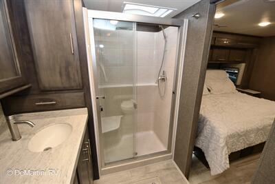 2021 Thor Venetian R40   - Photo 12 - Grass Valley, CA 95945-5207