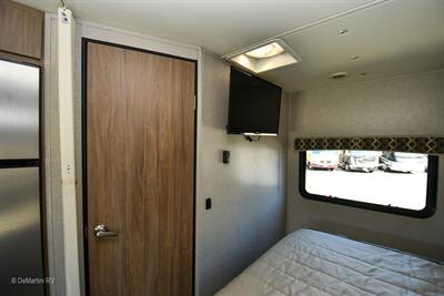 2018 Dynamax Isata 3 24FW   - Photo 7 - Grass Valley, CA 95945-5207