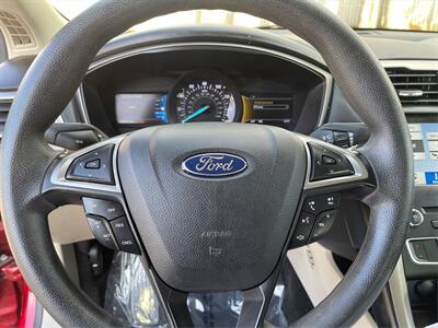 2018 Ford Fusion SE  32 MPG - Photo 16 - Joliet, IL 60436