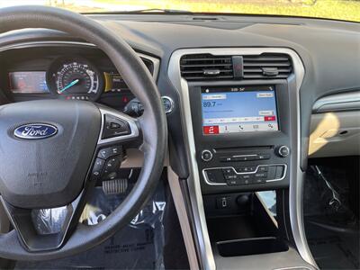 2018 Ford Fusion SE  32 MPG - Photo 13 - Joliet, IL 60436