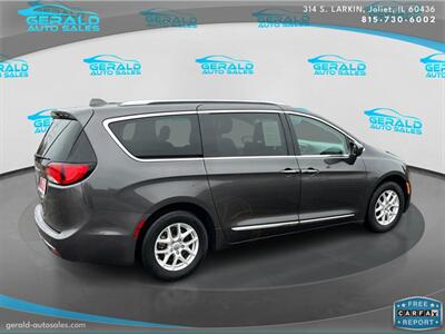 2020 Chrysler Pacifica Touring L  28 MPG - Photo 7 - Joliet, IL 60436