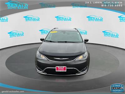 2020 Chrysler Pacifica Touring L  28 MPG - Photo 2 - Joliet, IL 60436