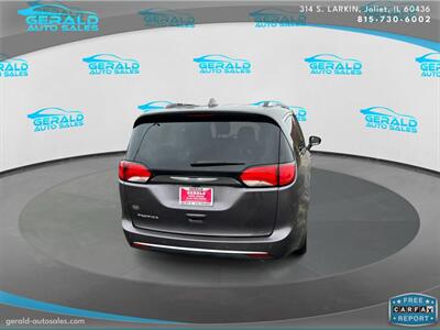 2020 Chrysler Pacifica Touring L  28 MPG - Photo 4 - Joliet, IL 60436