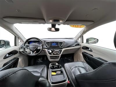 2020 Chrysler Pacifica Touring L  28 MPG - Photo 20 - Joliet, IL 60436