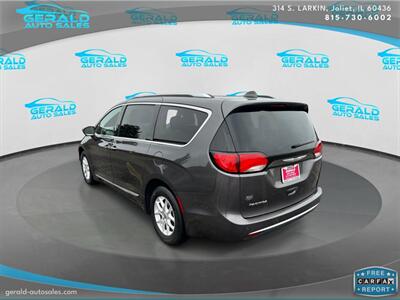 2020 Chrysler Pacifica Touring L  28 MPG - Photo 8 - Joliet, IL 60436