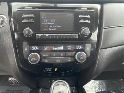 2017 Nissan Rogue SV  32 MPG - Photo 24 - Joliet, IL 60436