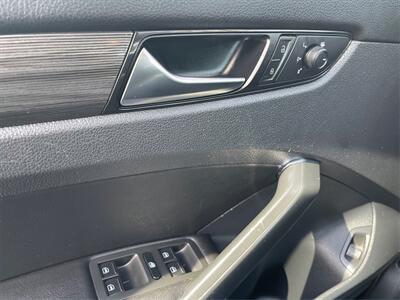 2020 Volkswagen Passat R-Line  34 MPG - Photo 29 - Joliet, IL 60436