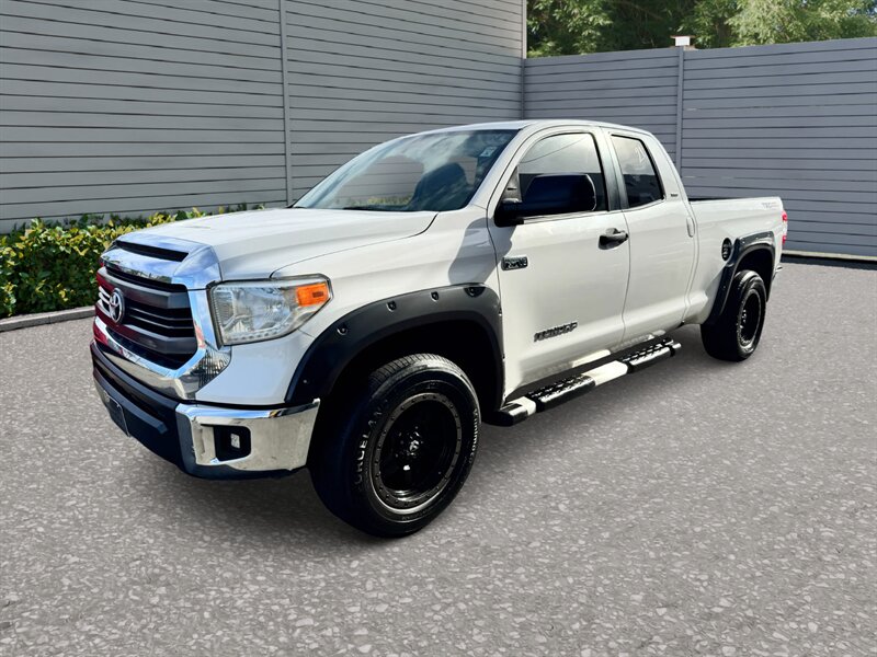 2015 Toyota Tundra SR5's photo