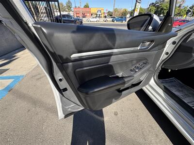 2022 Nissan Altima 2.5 SV   - Photo 9 - Winnetka, CA 91306