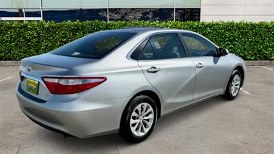 2016 Toyota Camry LE   - Photo 4 - Winnetka, CA 91306