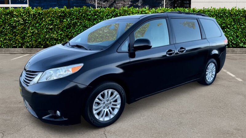 2012 Toyota Sienna XLE 8-Passenger  up to 30 days for your down payment O.A.C - Photo 1 - Winnetka, CA 91306