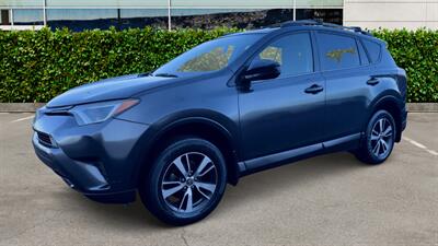 2018 Toyota RAV4 LE - Photo 2 - Winnetka, CA 91306