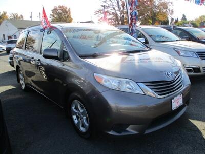 2015 Toyota Sienna LE 7-Passenger Auto Access Seat   - Photo 4 - Edison, NJ 08817