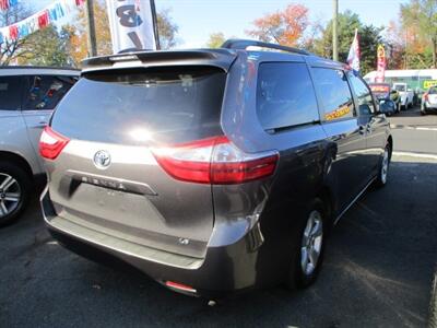 2015 Toyota Sienna LE 7-Passenger Auto Access Seat   - Photo 3 - Edison, NJ 08817