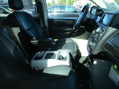 2013 Chrysler Town & Country Touring   - Photo 11 - Edison, NJ 08817