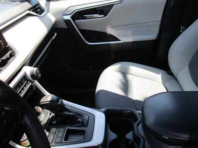 2019 Toyota RAV4 XLE   - Photo 11 - Bell, CA 90201