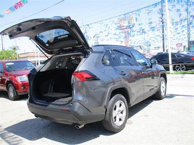 2019 Toyota RAV4 XLE   - Photo 6 - Bell, CA 90201