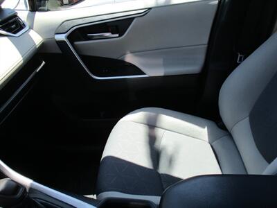 2019 Toyota RAV4 XLE   - Photo 12 - Bell, CA 90201