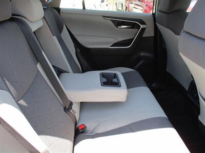 2019 Toyota RAV4 XLE   - Photo 16 - Bell, CA 90201